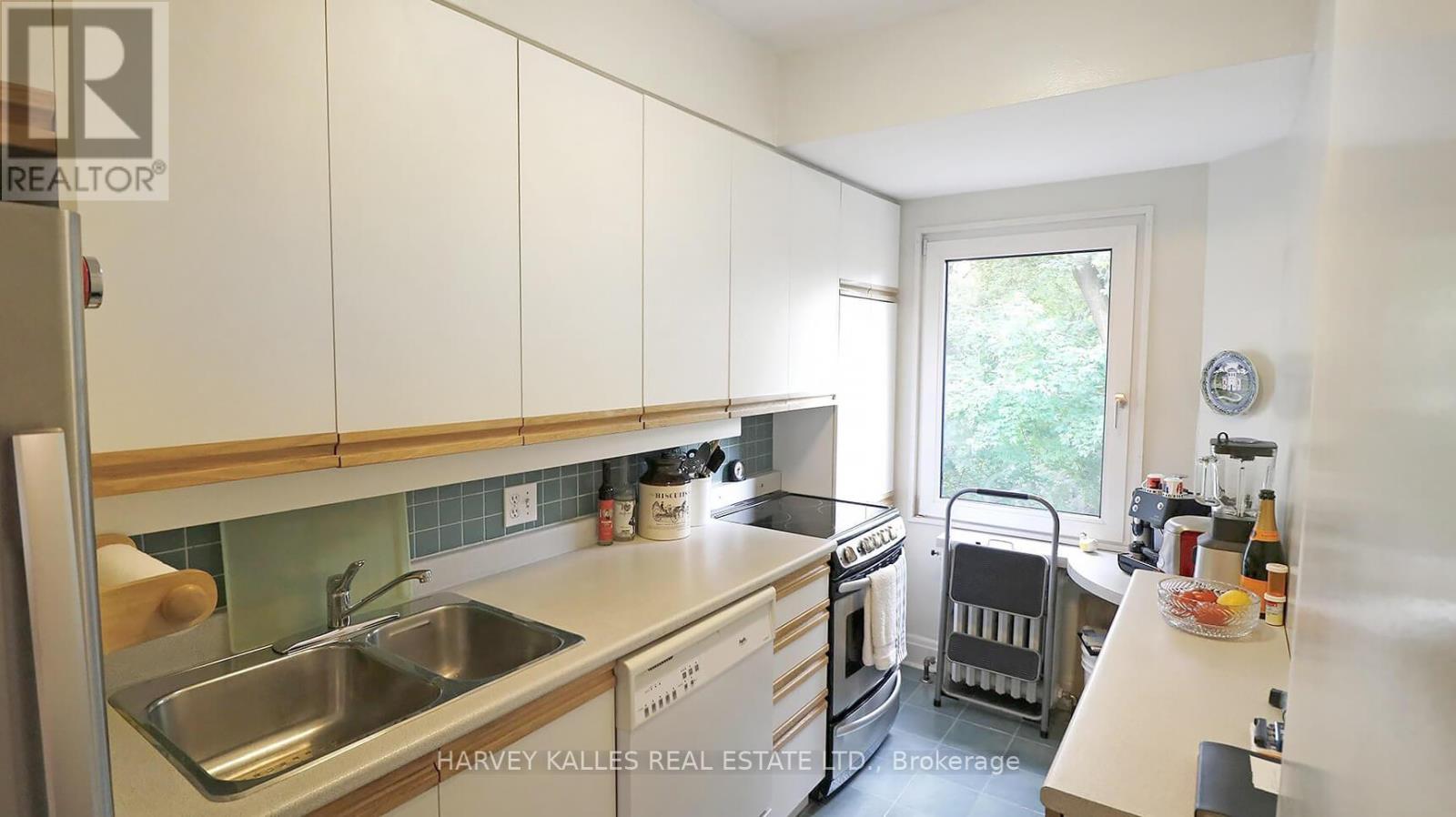 Upper - 95 Chatsworth Drive, Toronto, Ontario  M4R 1R8 - Photo 8 - C12442423