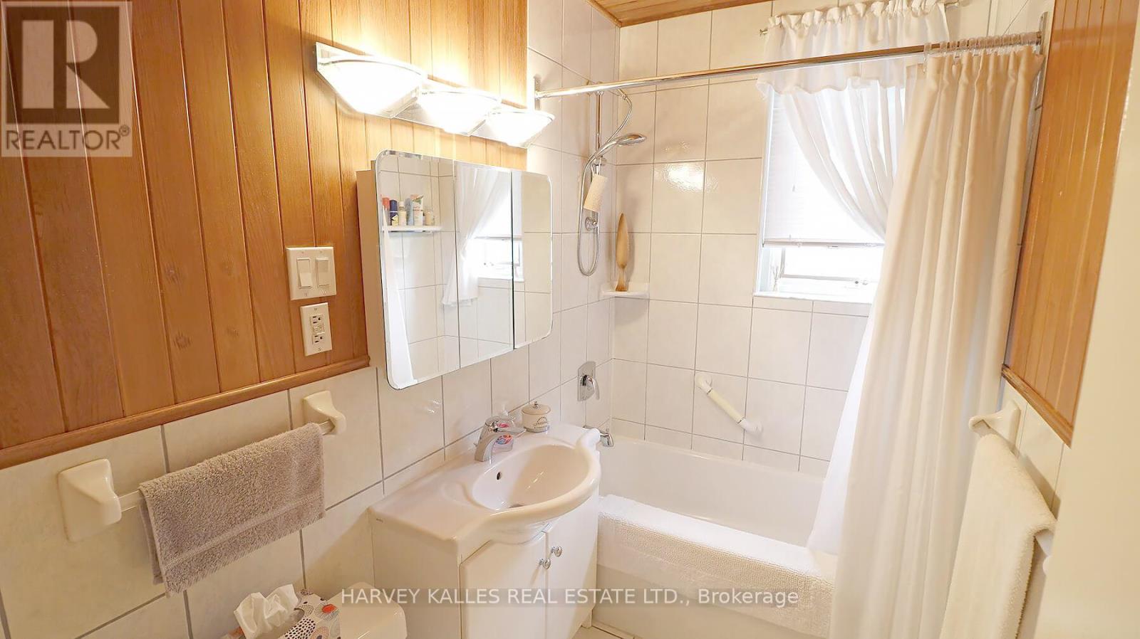 Upper - 95 Chatsworth Drive, Toronto, Ontario  M4R 1R8 - Photo 9 - C12442423