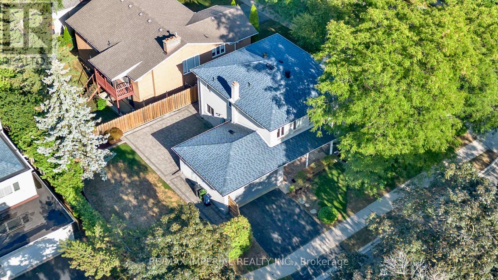 263 Upper Highland Crescent, Toronto, Ontario  M2P 1V4 - Photo 4 - C12442459
