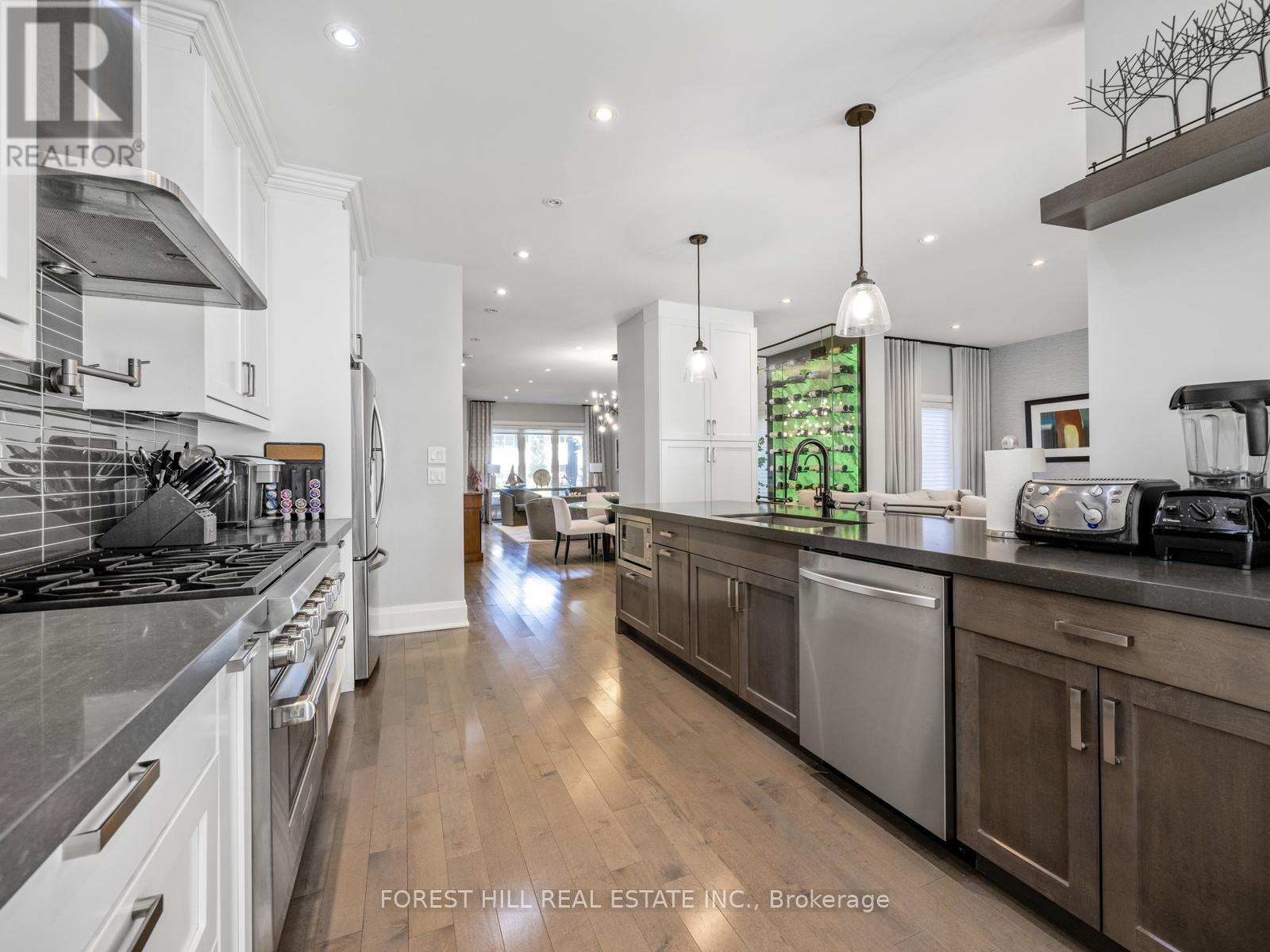 67 Duggan Avenue, Toronto, Ontario  M4V 1Y1 - Photo 12 - C12442512