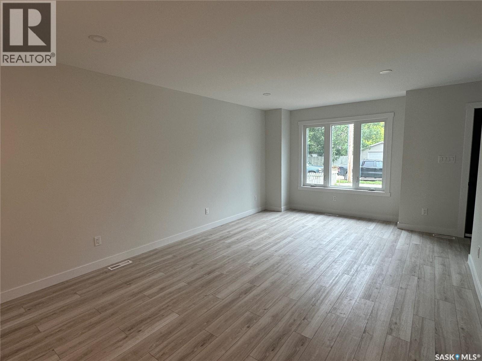 230 8th Street, Weyburn, Saskatchewan  S4H 1E2 - Photo 4 - SK013336