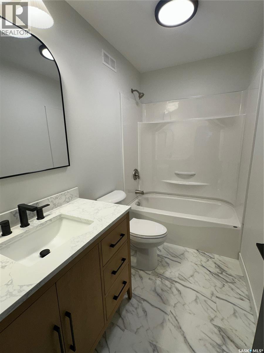 230 8th Street, Weyburn, Saskatchewan  S4H 1E2 - Photo 10 - SK013336