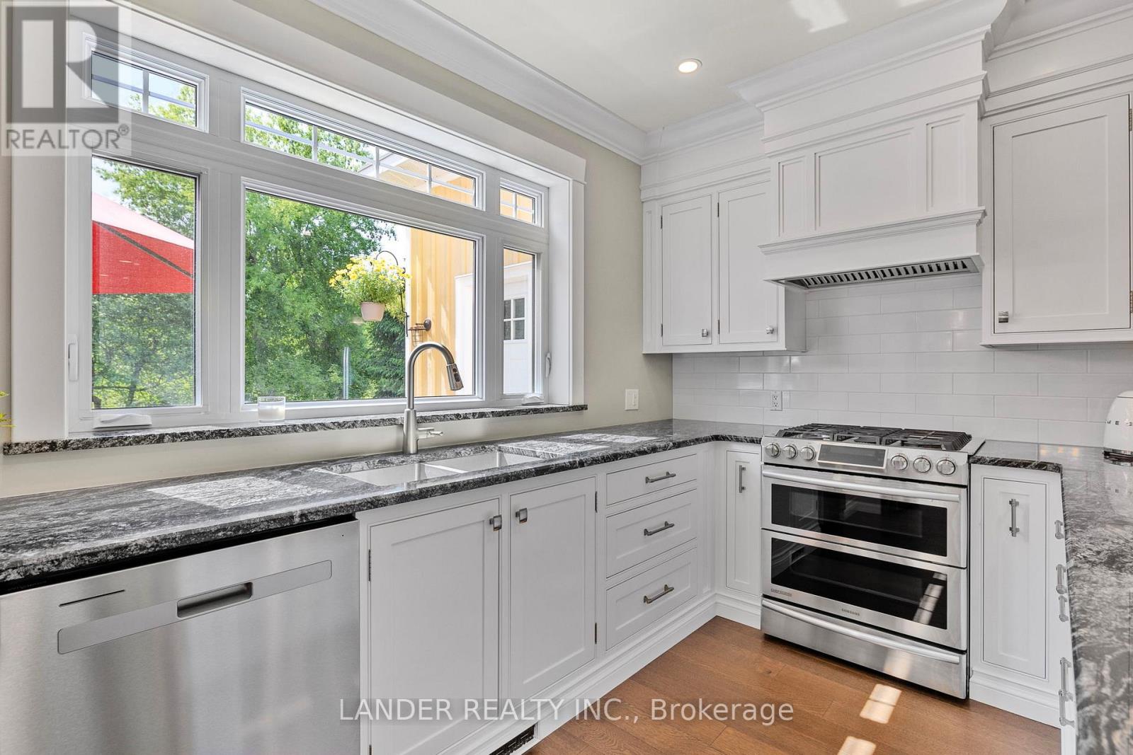 36 King Street, East Gwillimbury (Mt Albert), Ontario  L0G 1M0 - Photo 10 - N12442424