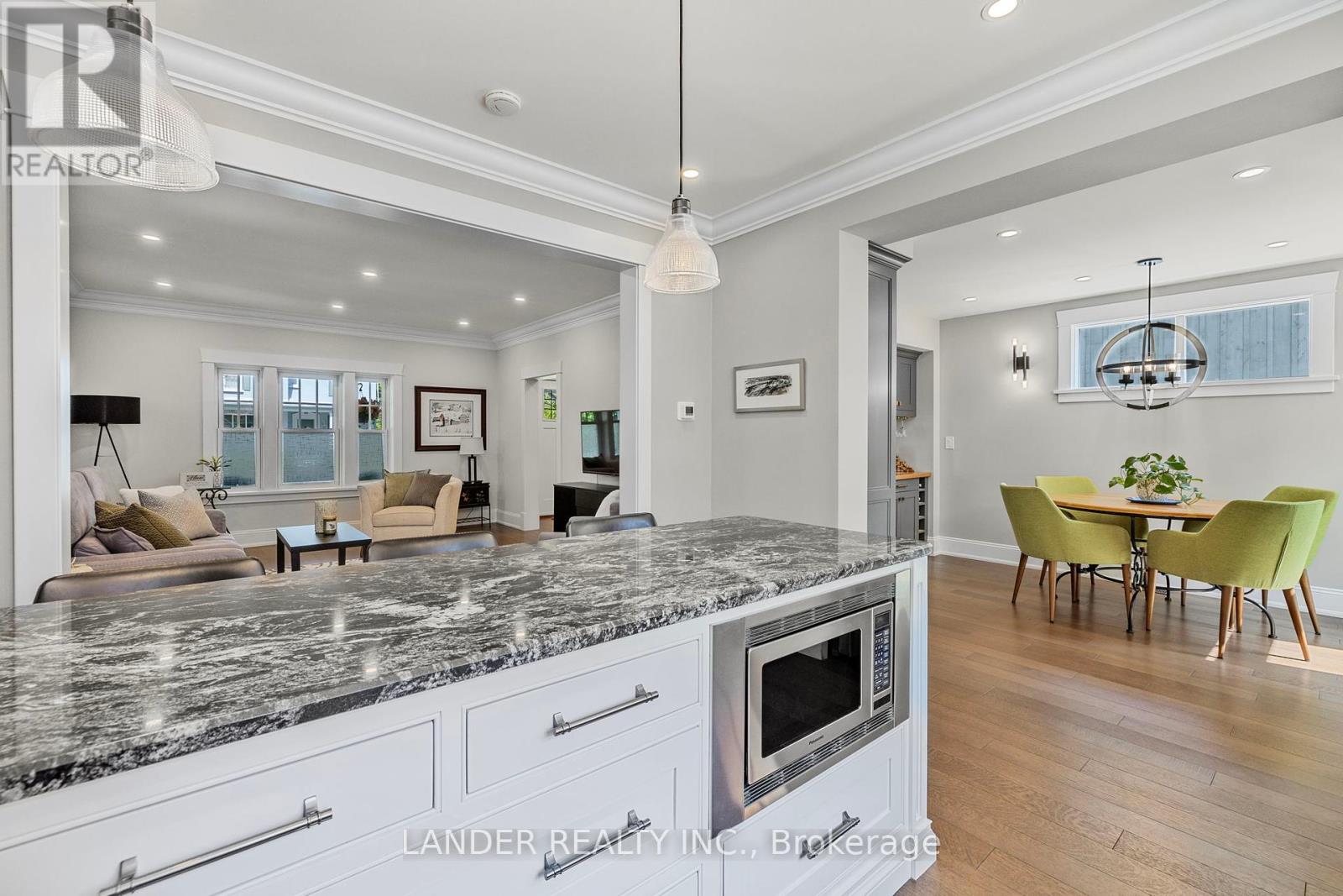 36 King Street, East Gwillimbury (Mt Albert), Ontario  L0G 1M0 - Photo 12 - N12442424