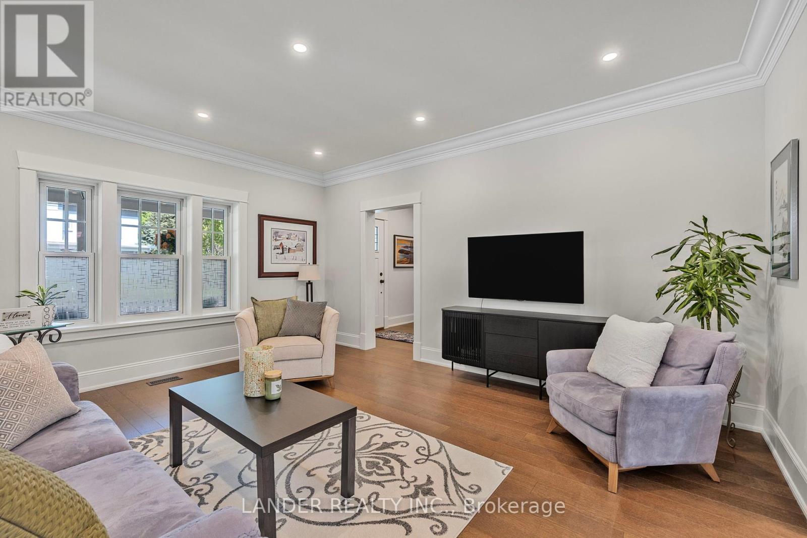 36 King Street, East Gwillimbury (Mt Albert), Ontario  L0G 1M0 - Photo 5 - N12442424