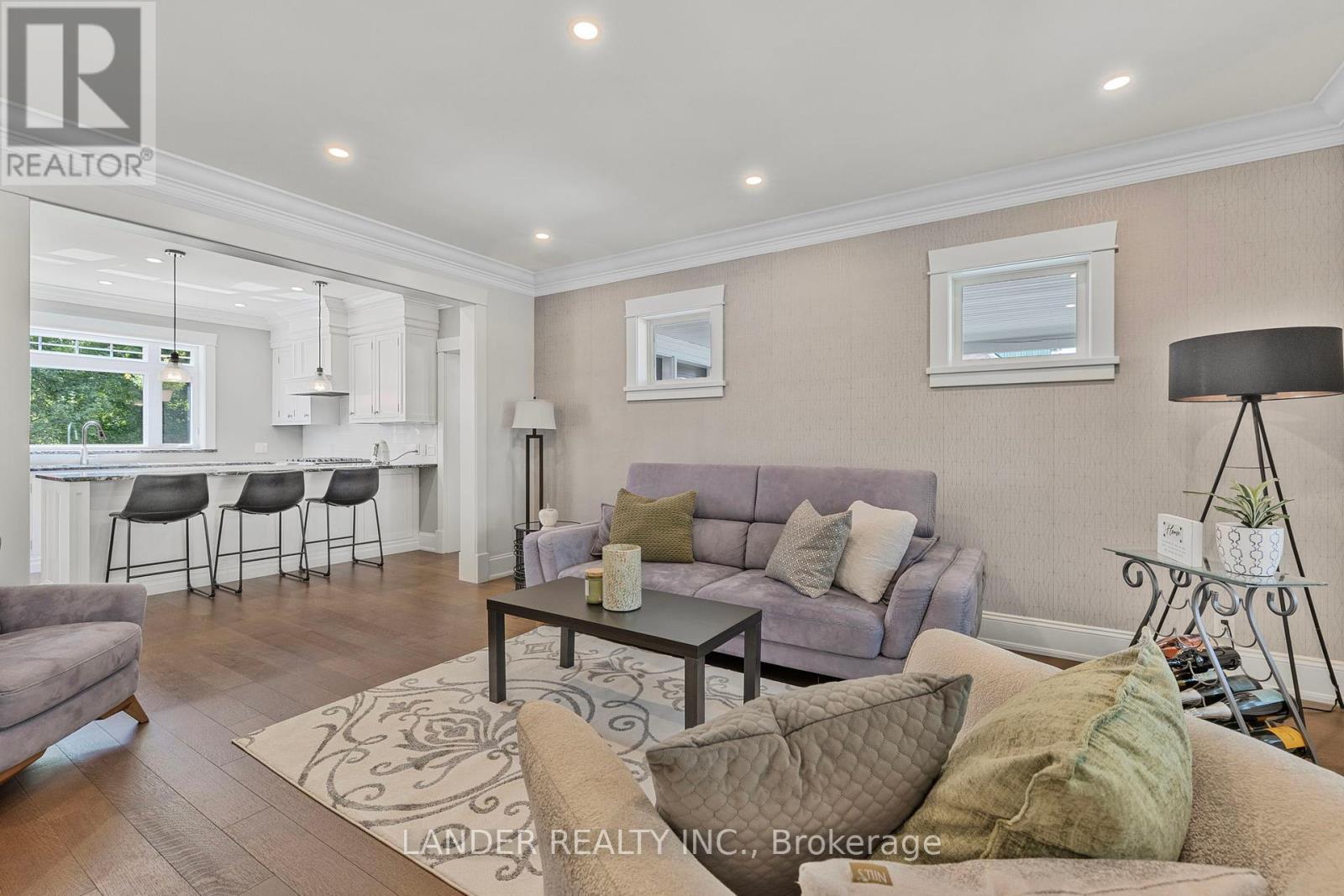 36 King Street, East Gwillimbury (Mt Albert), Ontario  L0G 1M0 - Photo 7 - N12442424