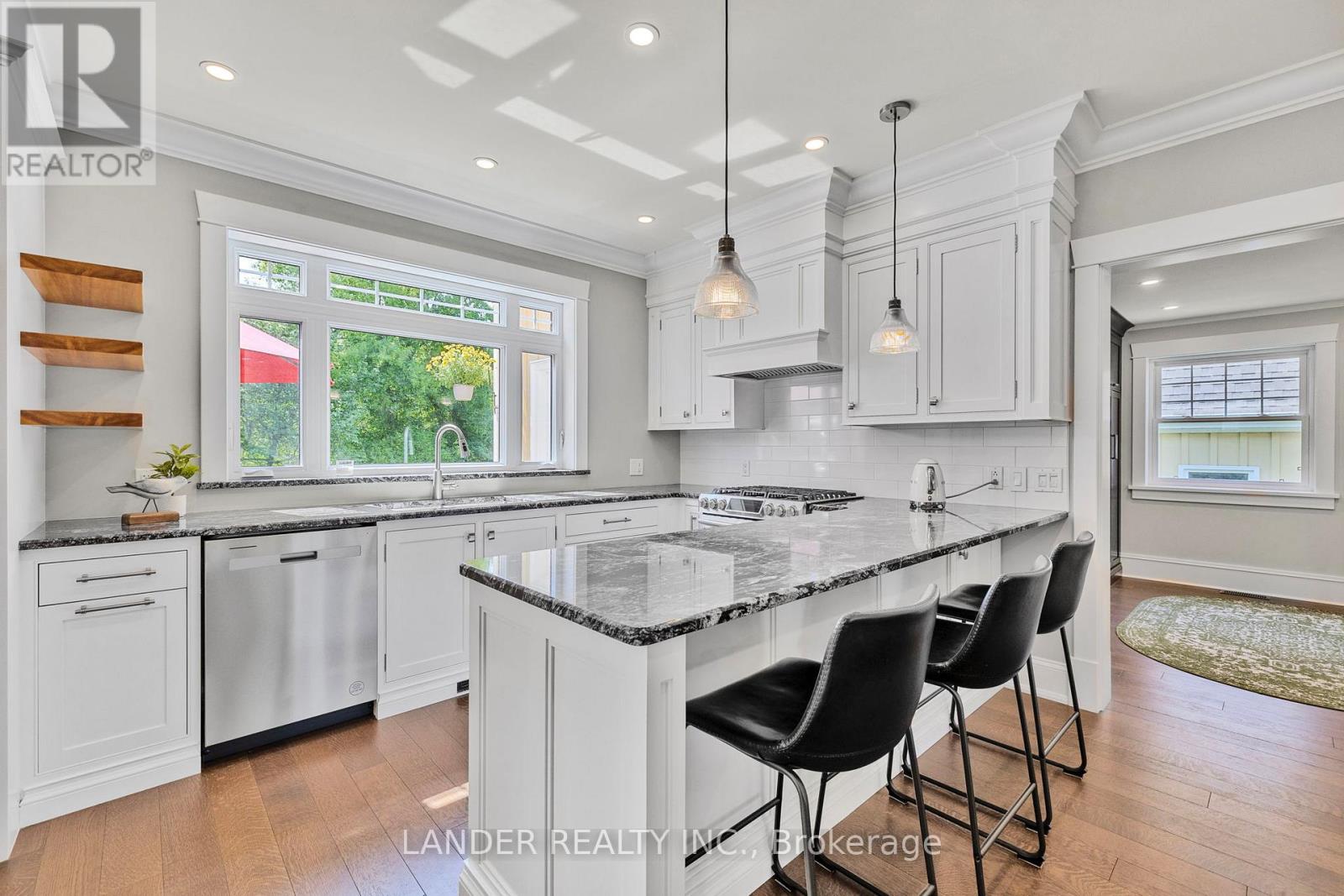 36 King Street, East Gwillimbury (Mt Albert), Ontario  L0G 1M0 - Photo 9 - N12442424