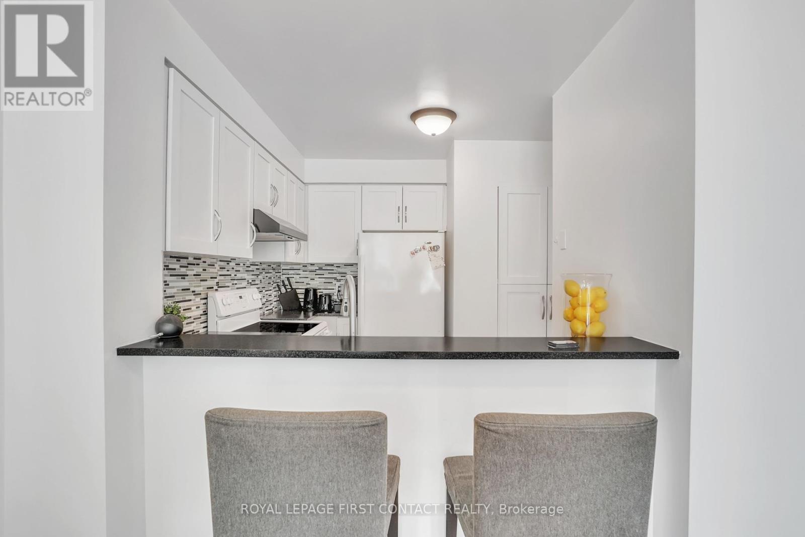 908 - 140 Dunlop Street E, Barrie (City Centre), Ontario  L4M 6H9 - Photo 12 - S12442483