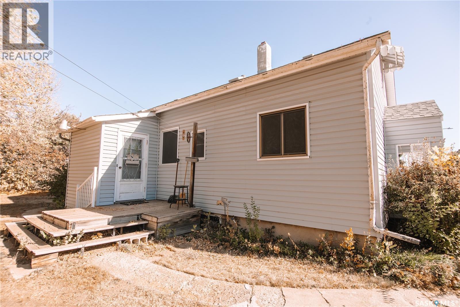 414 10th Avenue Nw, Moose Jaw, Saskatchewan  S6H 4K5 - Photo 2 - SK019826