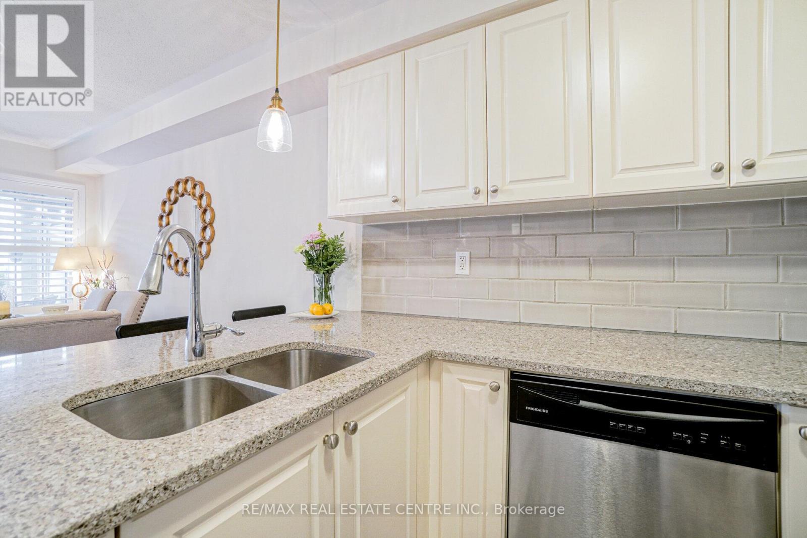 224 Sarah Cline Drive, Oakville, Ontario  L6M 0V3 - Photo 14 - W12442360