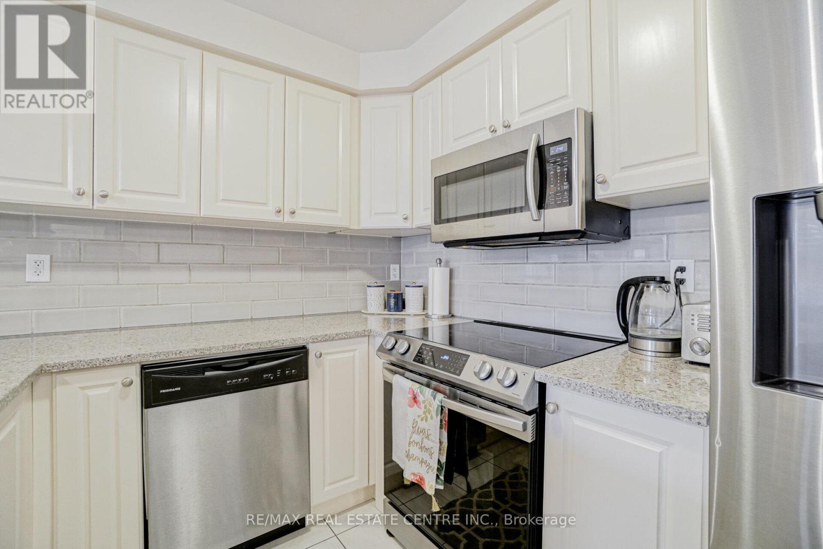 224 Sarah Cline Drive, Oakville, Ontario  L6M 0V3 - Photo 15 - W12442360