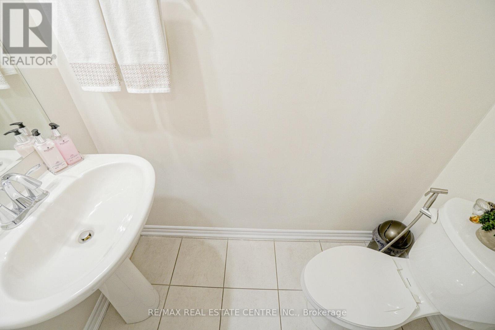 224 Sarah Cline Drive, Oakville, Ontario  L6M 0V3 - Photo 16 - W12442360