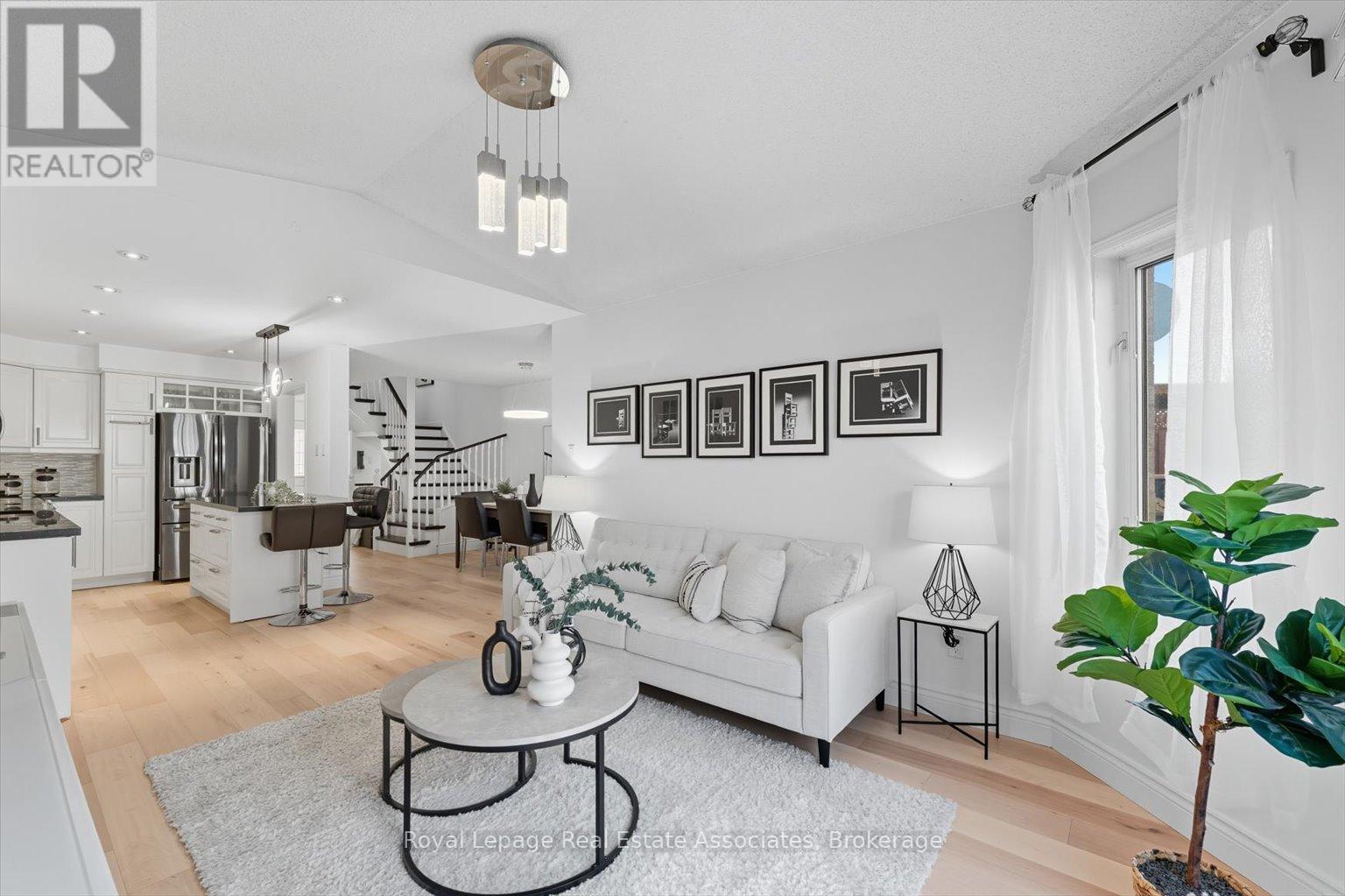 443 Stonetree Court, Mississauga (Cooksville), Ontario  L5B 4H3 - Photo 5 - W12442375