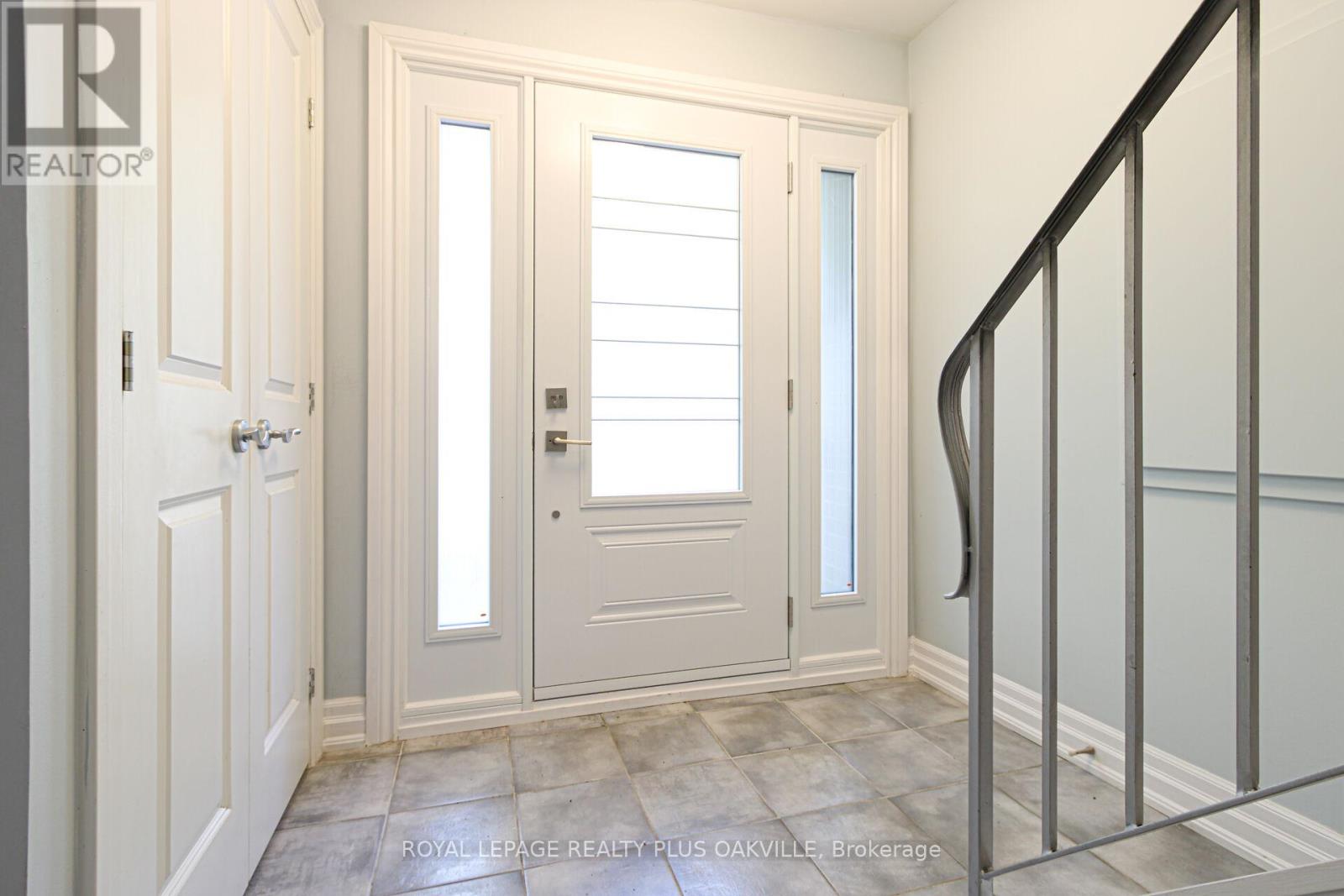 2060 Water's Edge Drive, Oakville (Br Bronte), Ontario  L6L 1A4 - Photo 4 - W12442376