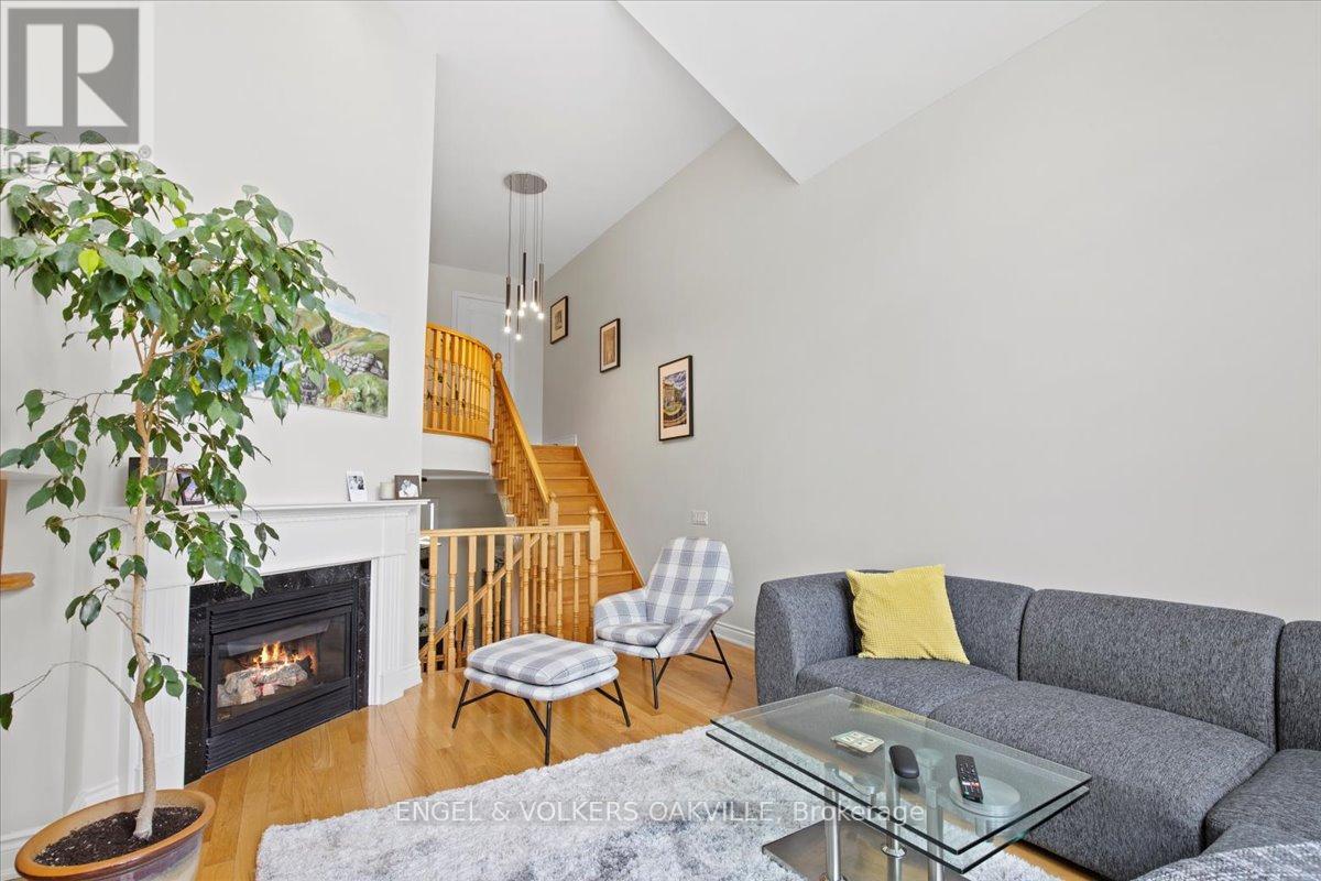 135 Tawny Crescent, Oakville, Ontario  L6L 6T4 - Photo 14 - W12442432