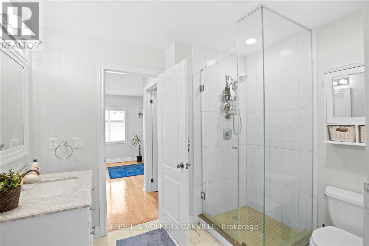 135 Tawny Crescent, Oakville, Ontario  L6L 6T4 - Photo 19 - W12442432