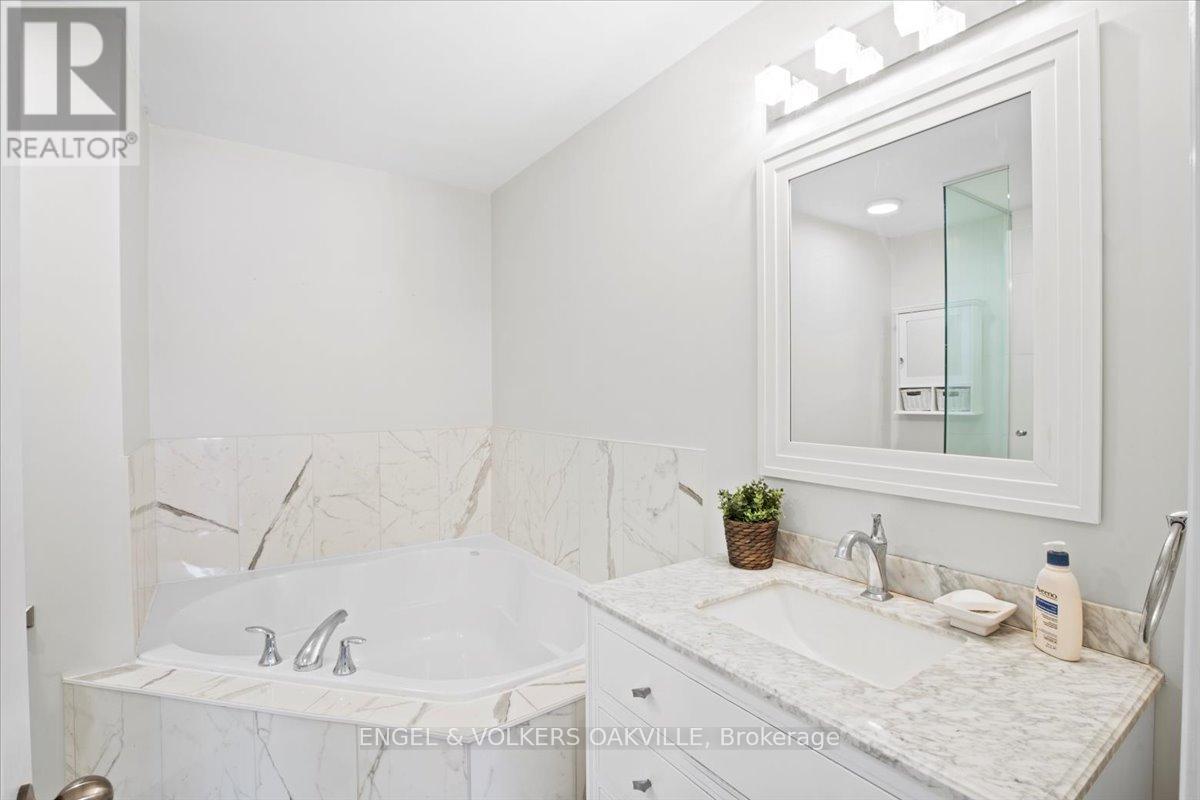 135 Tawny Crescent, Oakville, Ontario  L6L 6T4 - Photo 20 - W12442432