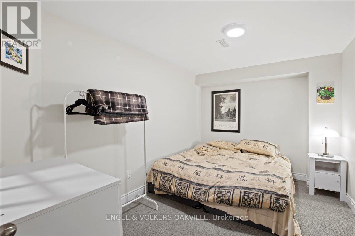 135 Tawny Crescent, Oakville, Ontario  L6L 6T4 - Photo 23 - W12442432
