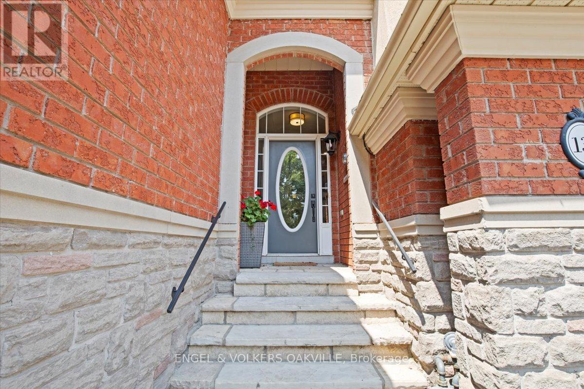 135 Tawny Crescent, Oakville, Ontario  L6L 6T4 - Photo 4 - W12442432