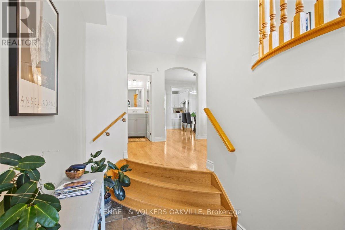135 Tawny Crescent, Oakville, Ontario  L6L 6T4 - Photo 5 - W12442432