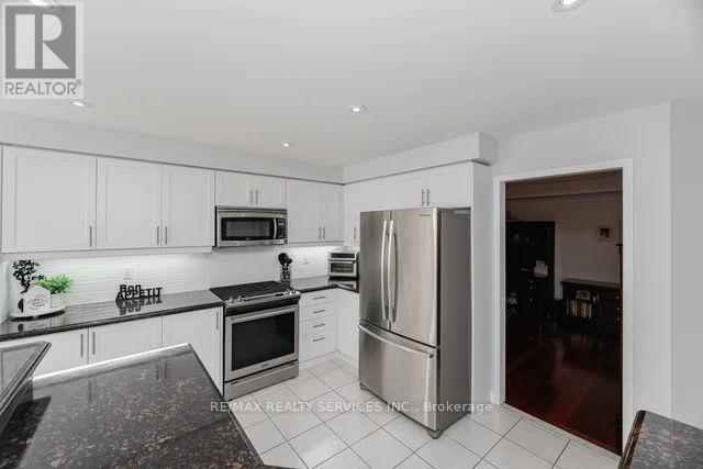 8 Barnes Court, Brampton (Snelgrove), Ontario  L7A 1J1 - Photo 12 - W12442457