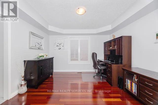 8 Barnes Court, Brampton (Snelgrove), Ontario  L7A 1J1 - Photo 9 - W12442457