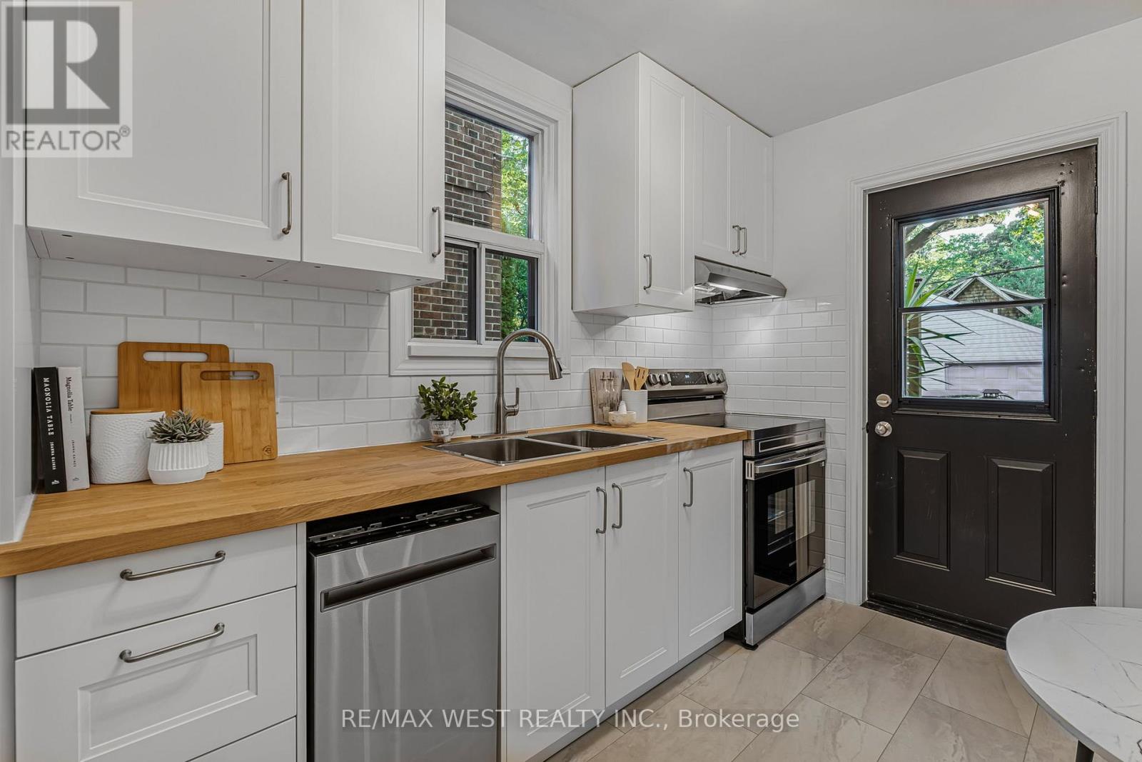 215 Jane Street, Toronto (Runnymede-Bloor West Village), Ontario  M6S 3Y8 - Photo 13 - W12442477