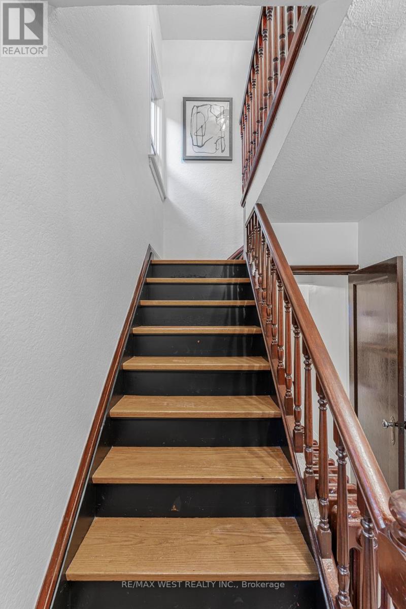 215 Jane Street, Toronto (Runnymede-Bloor West Village), Ontario  M6S 3Y8 - Photo 16 - W12442477