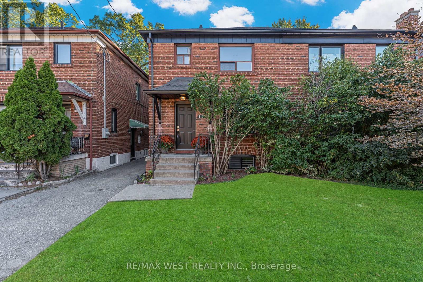 215 Jane Street, Toronto (Runnymede-Bloor West Village), Ontario  M6S 3Y8 - Photo 2 - W12442477