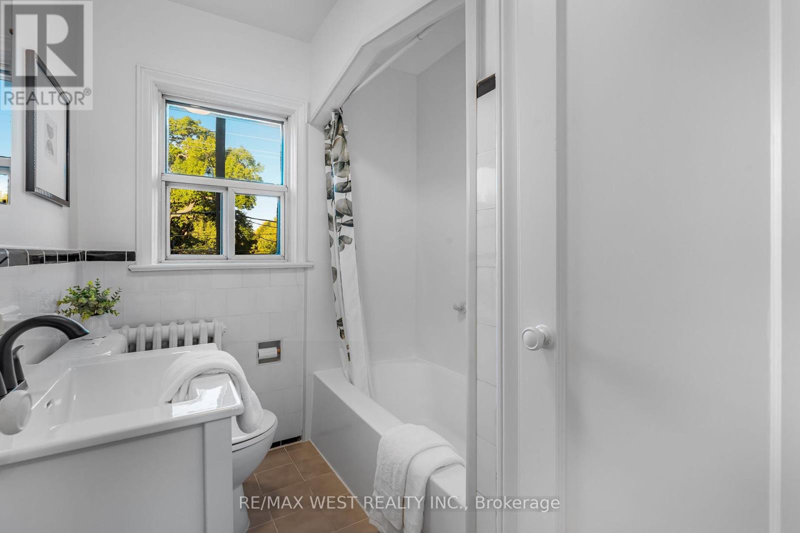 215 Jane Street, Toronto (Runnymede-Bloor West Village), Ontario  M6S 3Y8 - Photo 25 - W12442477