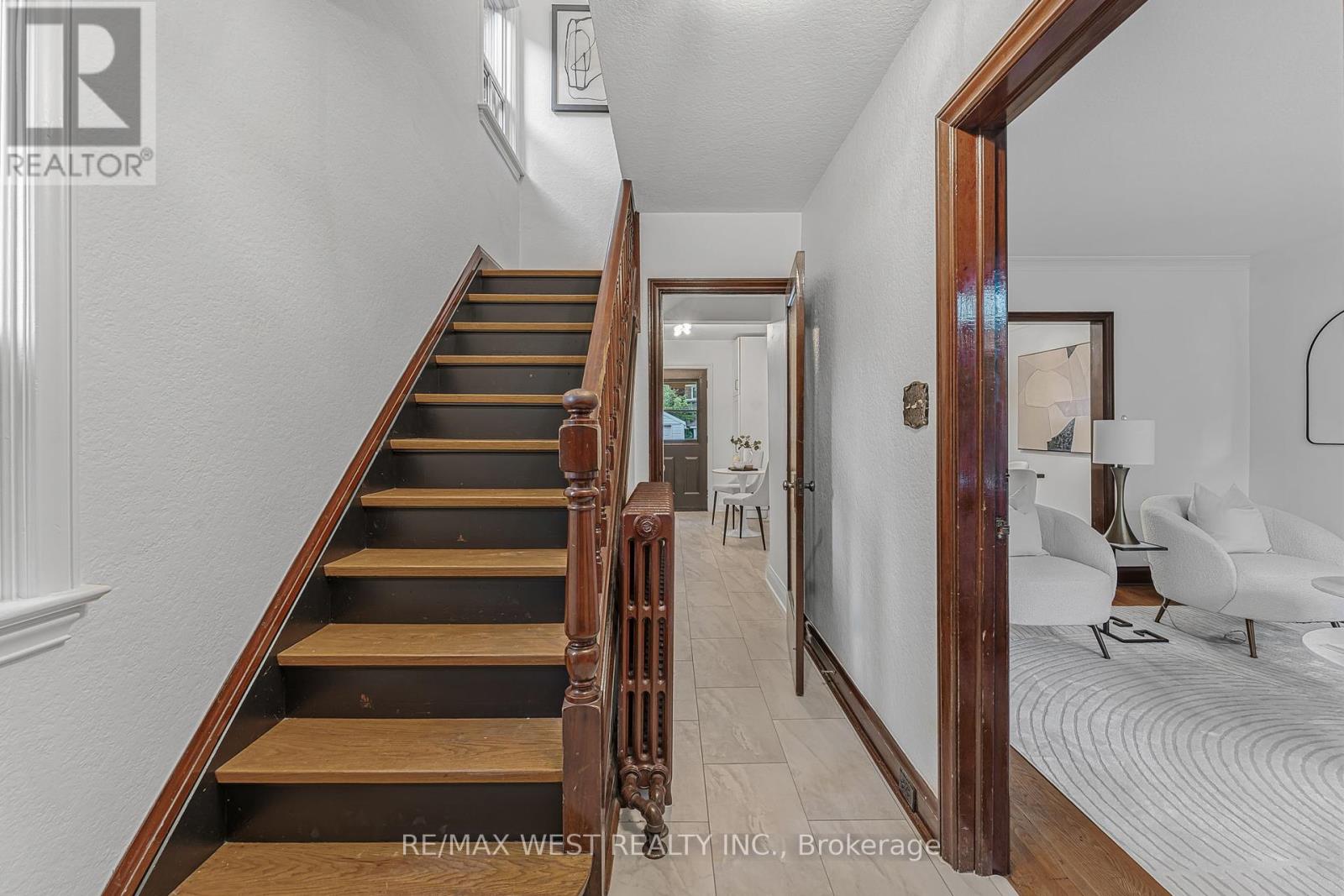 215 Jane Street, Toronto (Runnymede-Bloor West Village), Ontario  M6S 3Y8 - Photo 4 - W12442477