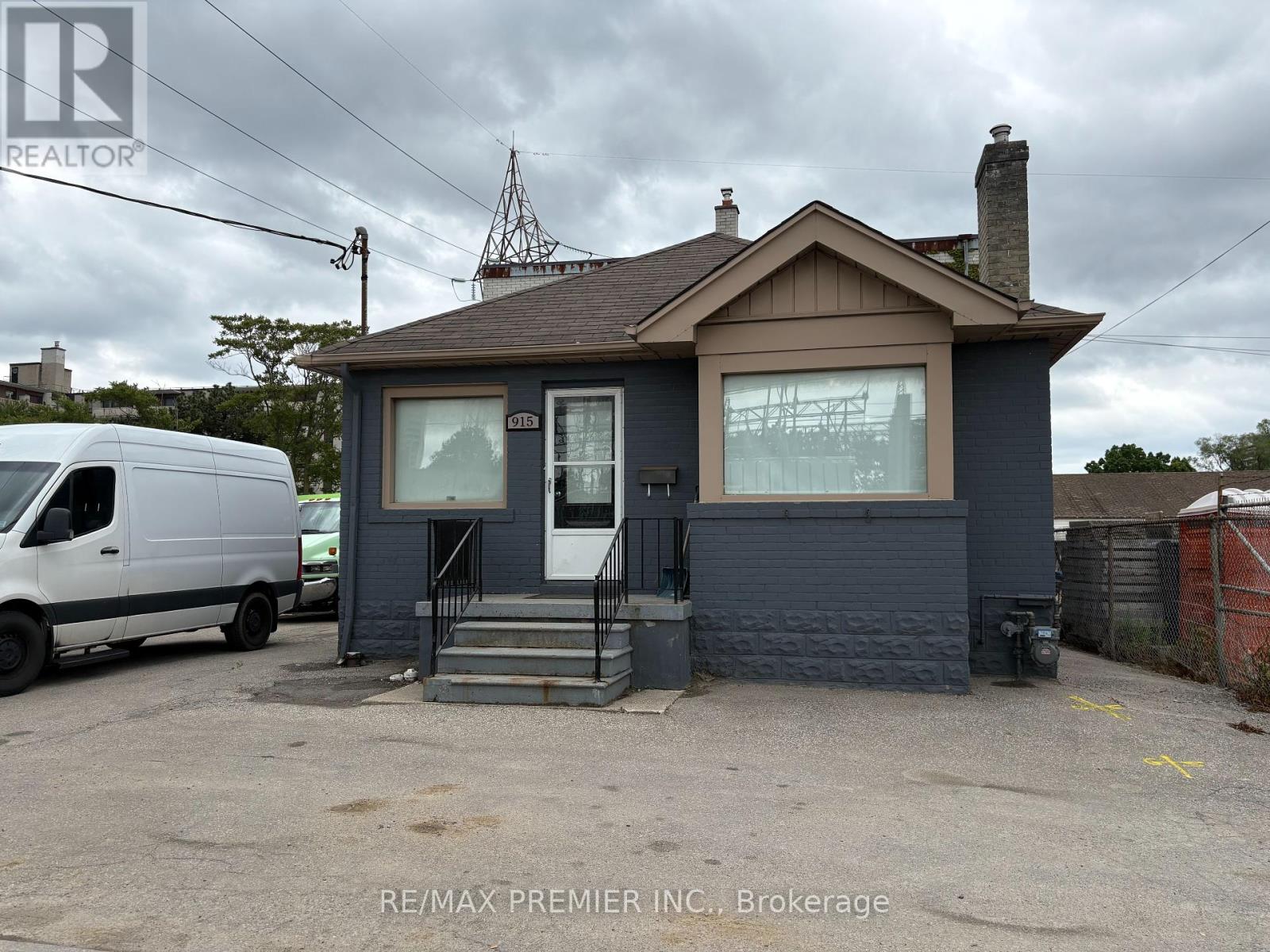 915 ROSELAWN AVENUE, Toronto, Ontario