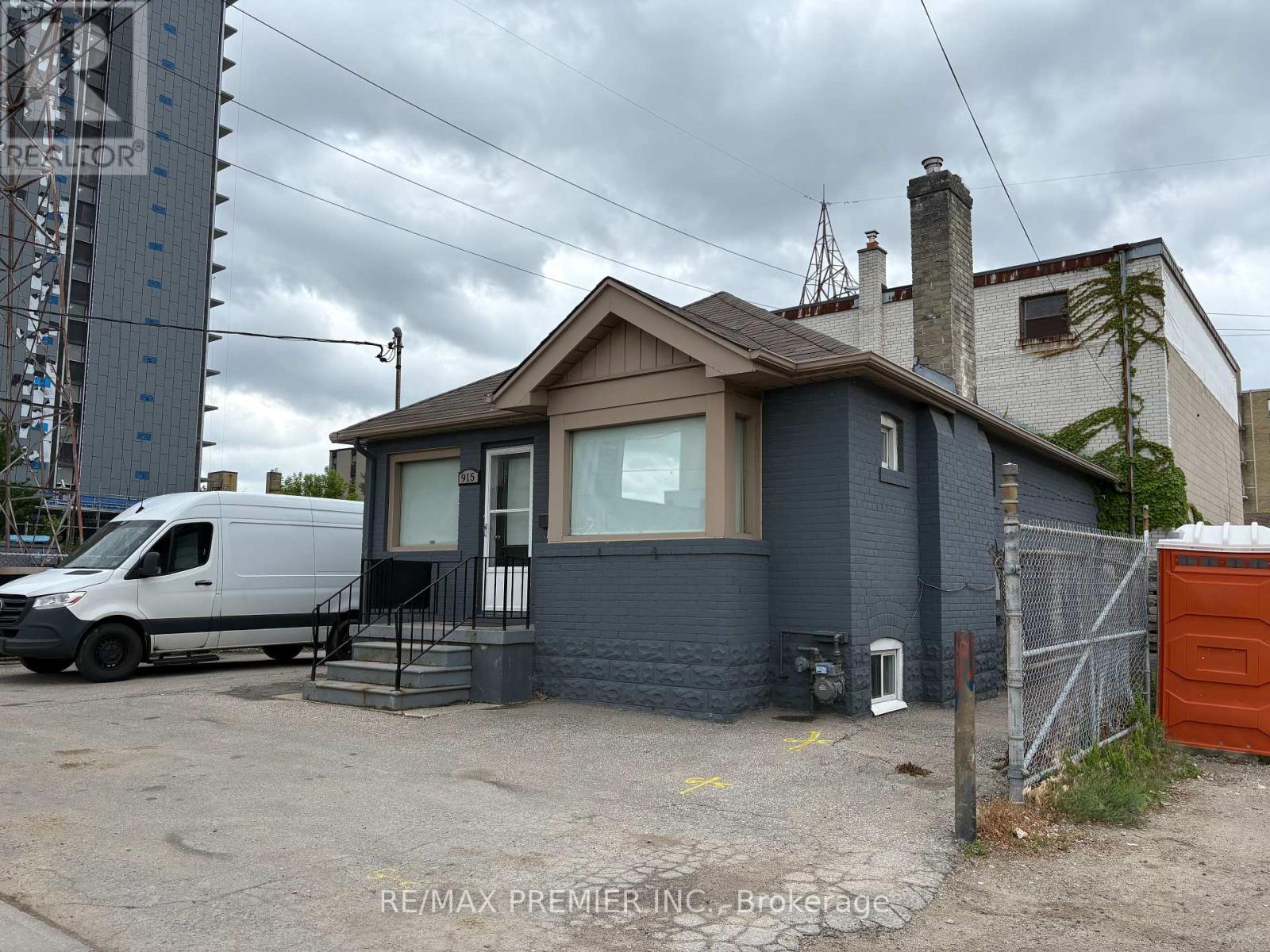 915 Roselawn Avenue, Toronto, Ontario  M6B 1B6 - Photo 2 - W12442482
