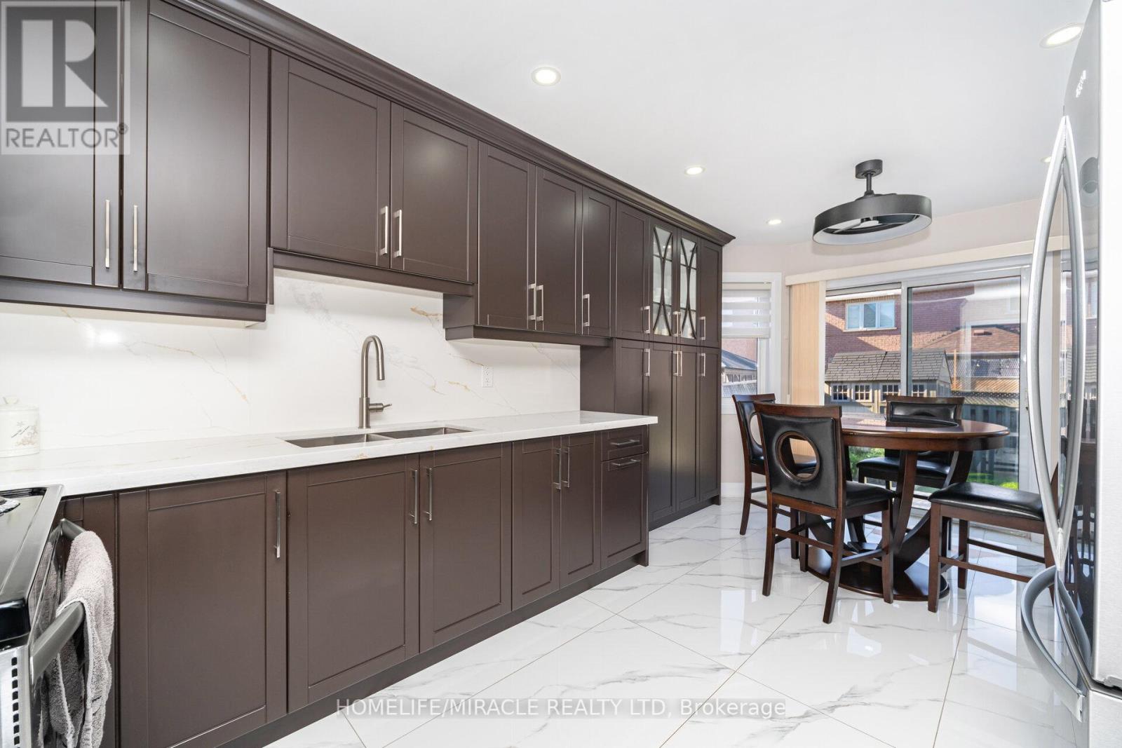 8 Twin Pines Crescent, Brampton (Northwest Sandalwood Parkway), Ontario  L7A 1M5 - Photo 10 - W12442496