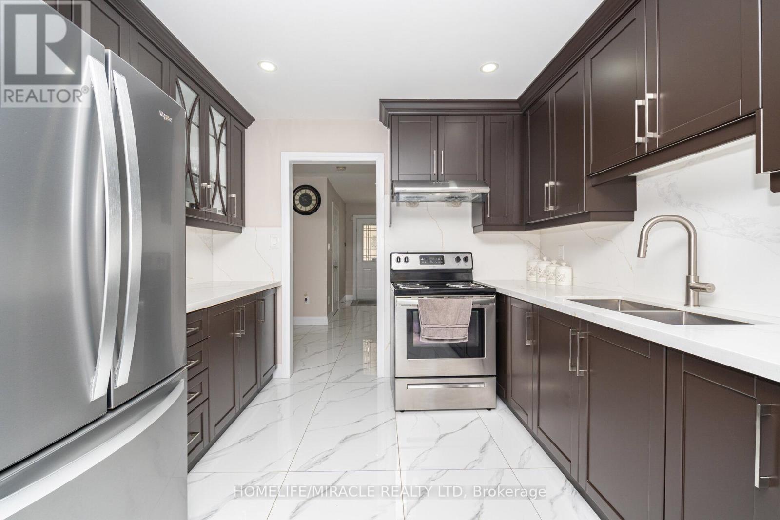 8 Twin Pines Crescent, Brampton (Northwest Sandalwood Parkway), Ontario  L7A 1M5 - Photo 12 - W12442496