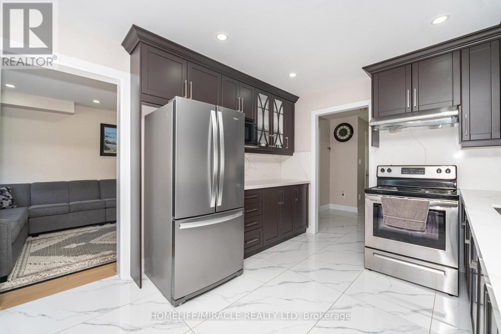 8 Twin Pines Crescent, Brampton (Northwest Sandalwood Parkway), Ontario  L7A 1M5 - Photo 13 - W12442496