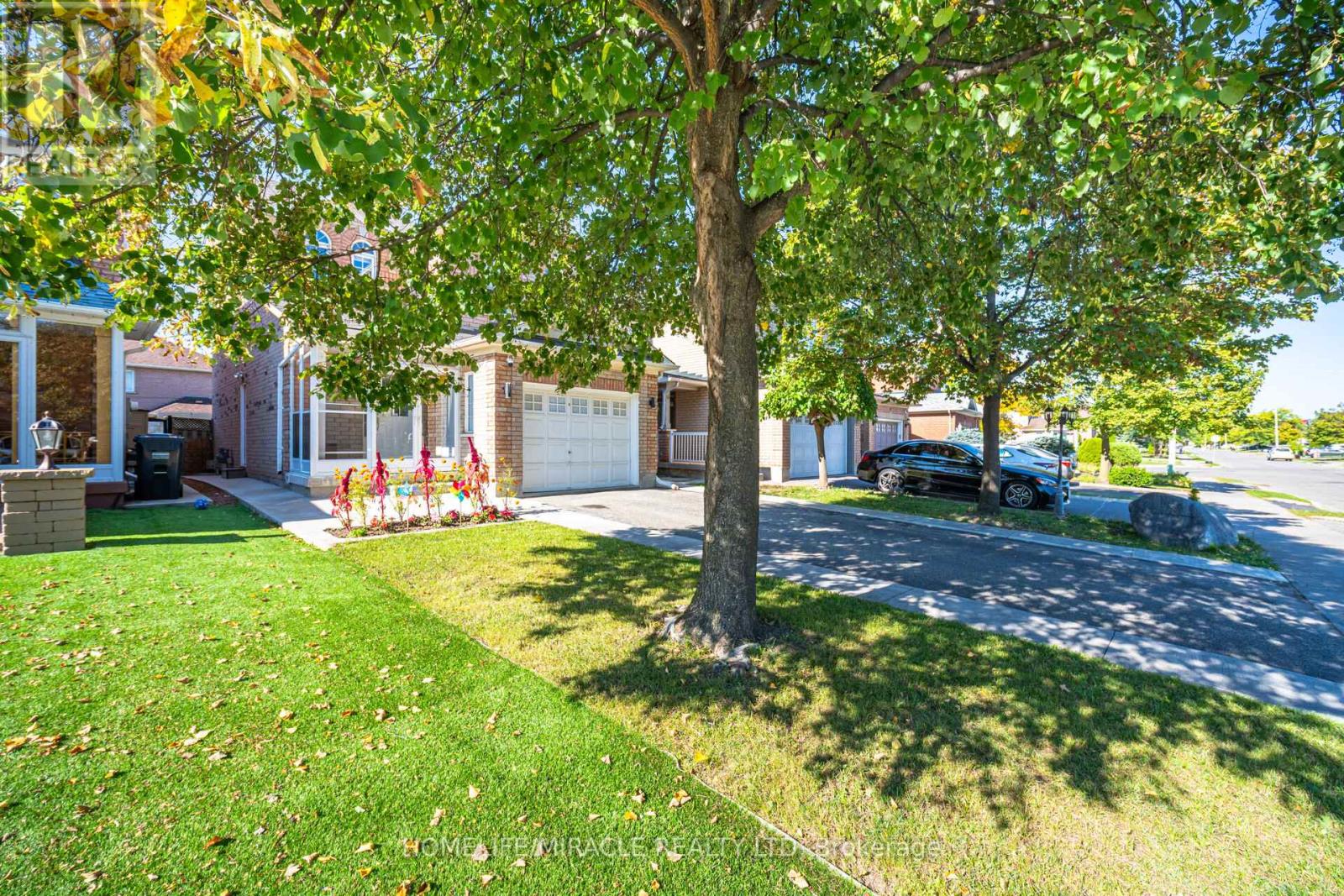 8 Twin Pines Crescent, Brampton (Northwest Sandalwood Parkway), Ontario  L7A 1M5 - Photo 4 - W12442496