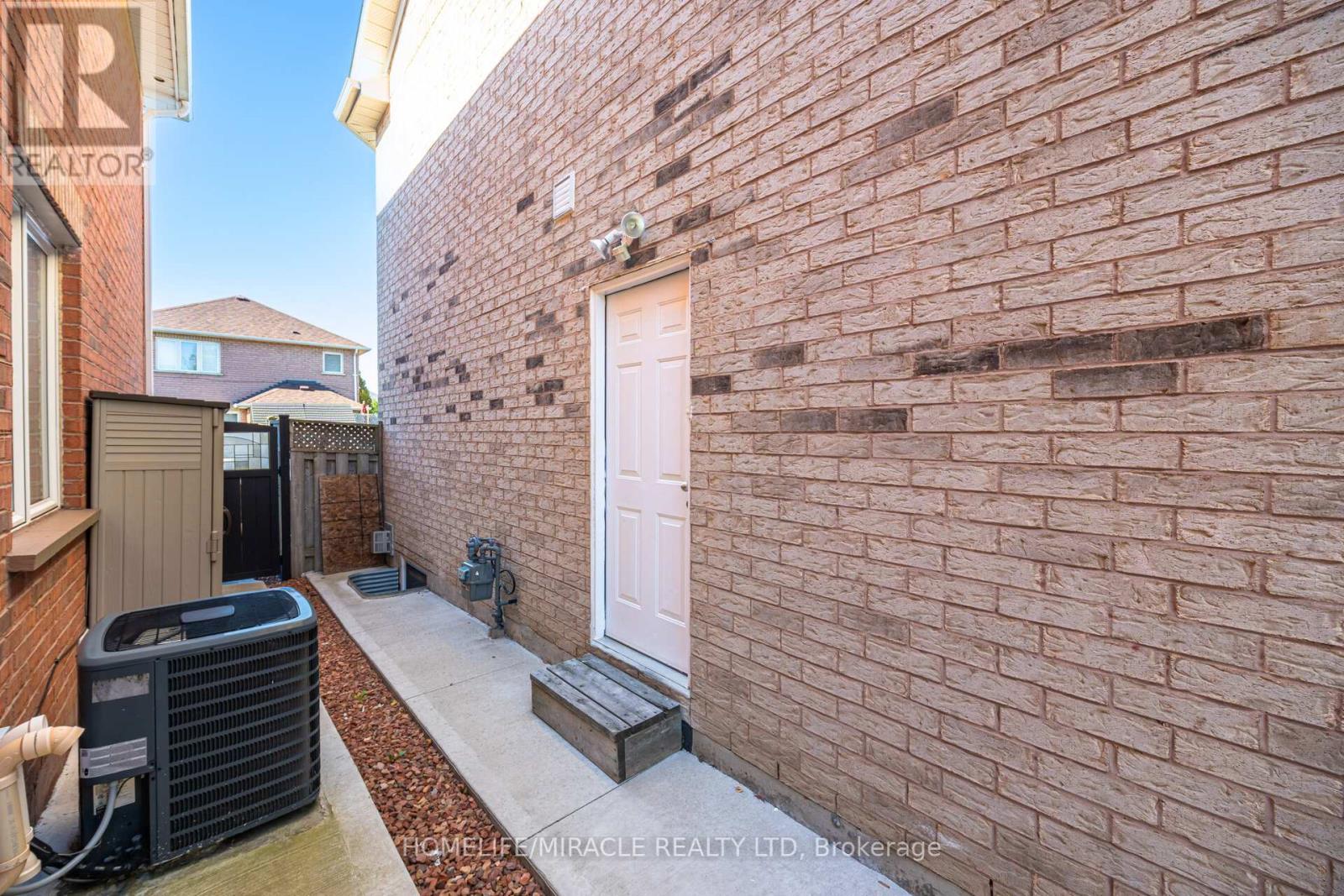8 Twin Pines Crescent, Brampton (Northwest Sandalwood Parkway), Ontario  L7A 1M5 - Photo 46 - W12442496