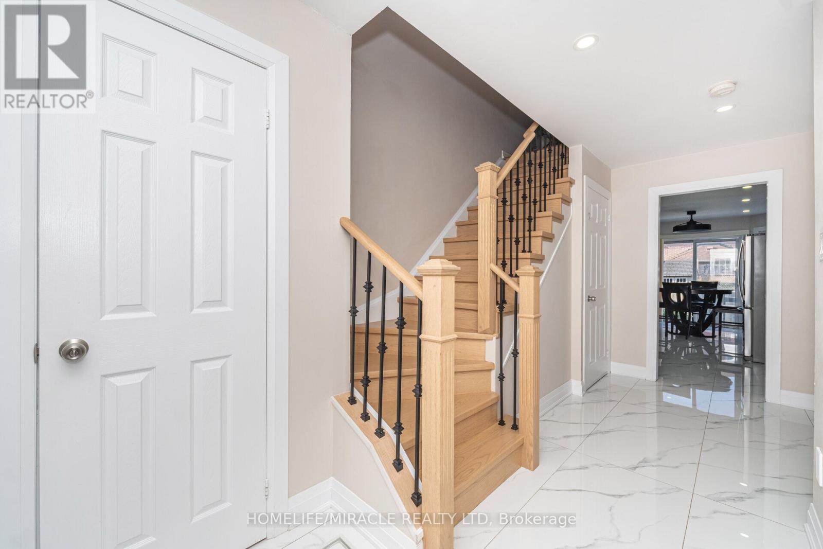 8 Twin Pines Crescent, Brampton (Northwest Sandalwood Parkway), Ontario  L7A 1M5 - Photo 9 - W12442496