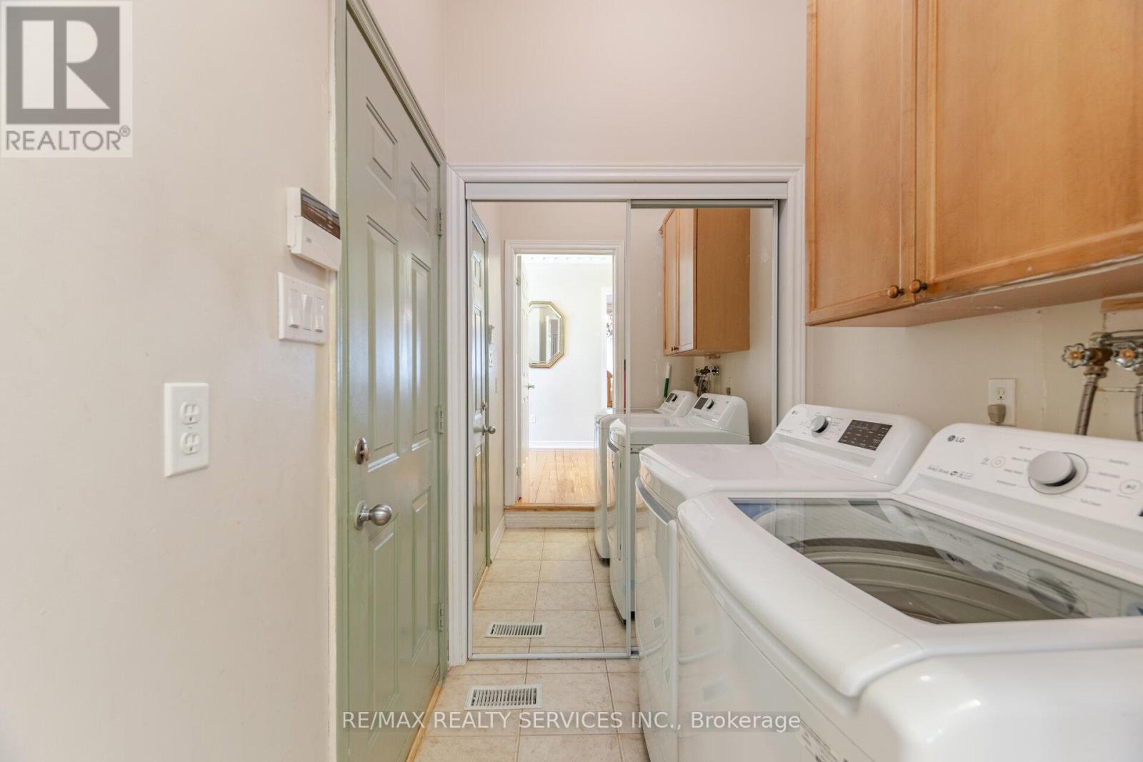 2413 Salcome Drive, Oakville (Jc Joshua Creek), Ontario  L6H 7N5 - Photo 33 - W12442499