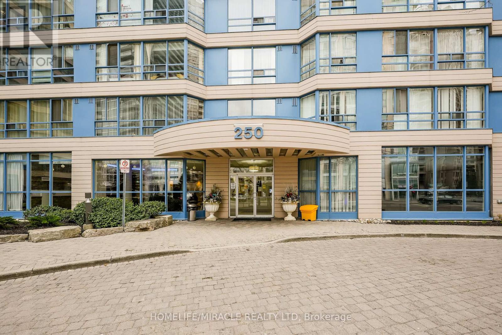 318 - 250 Webb Drive, Mississauga (City Centre), Ontario  L6P 1Y9 - Photo 3 - W12442516