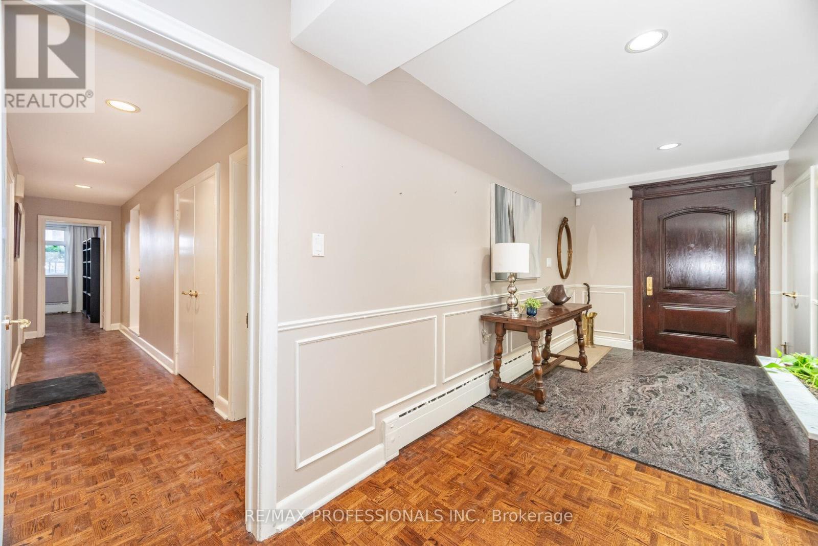 32 Edenbrook Hill, Toronto (Edenbridge-Humber Valley), Ontario  M9A 3Z6 - Photo 13 - W12442517