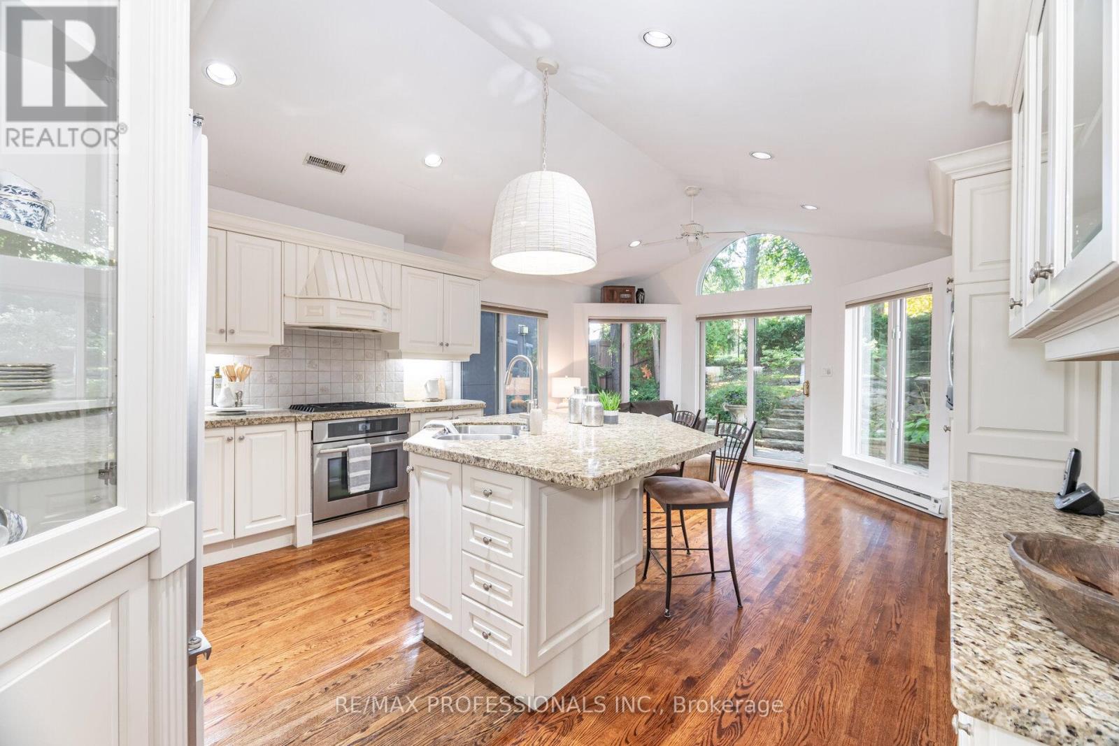 32 Edenbrook Hill, Toronto (Edenbridge-Humber Valley), Ontario  M9A 3Z6 - Photo 23 - W12442517