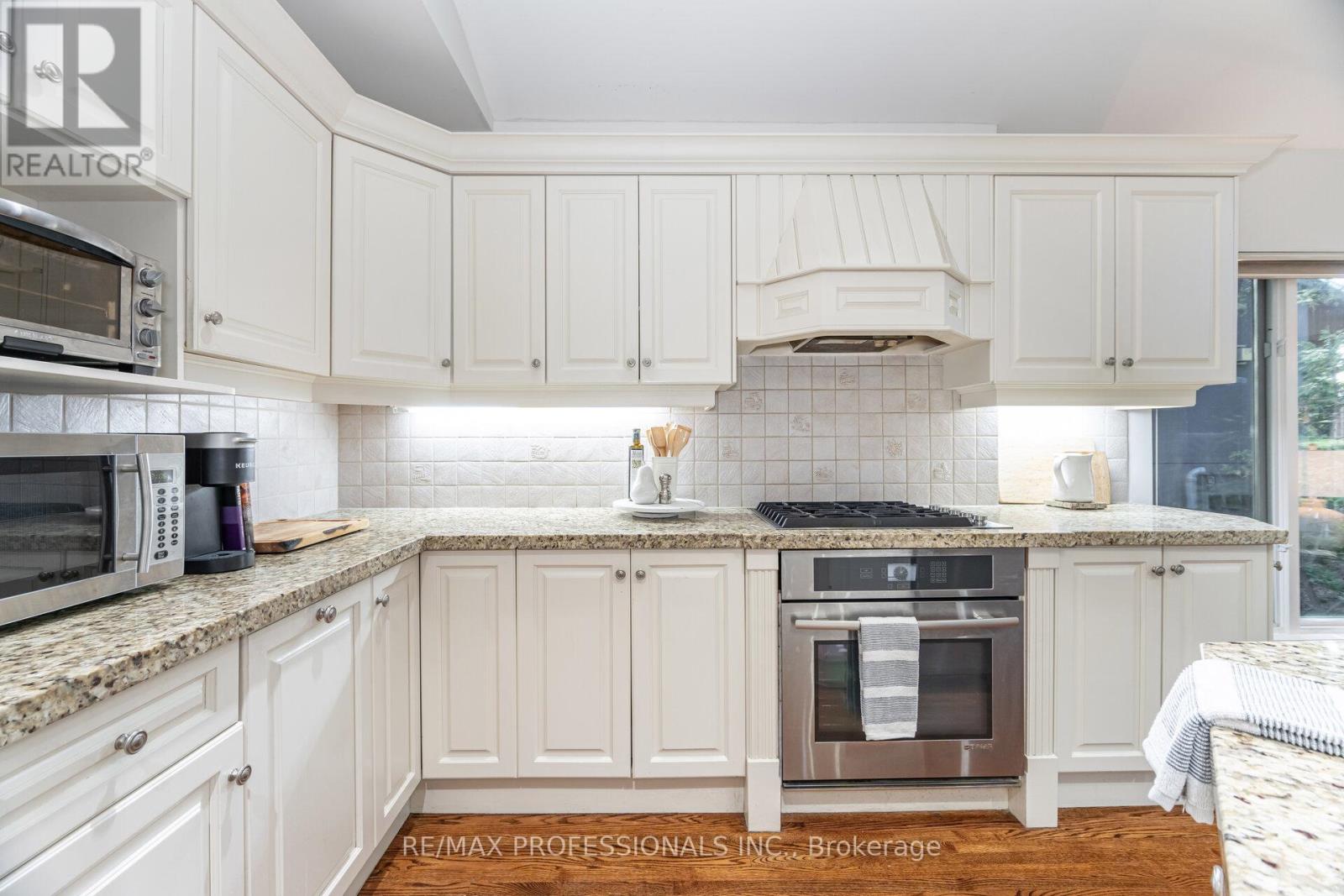 32 Edenbrook Hill, Toronto (Edenbridge-Humber Valley), Ontario  M9A 3Z6 - Photo 25 - W12442517
