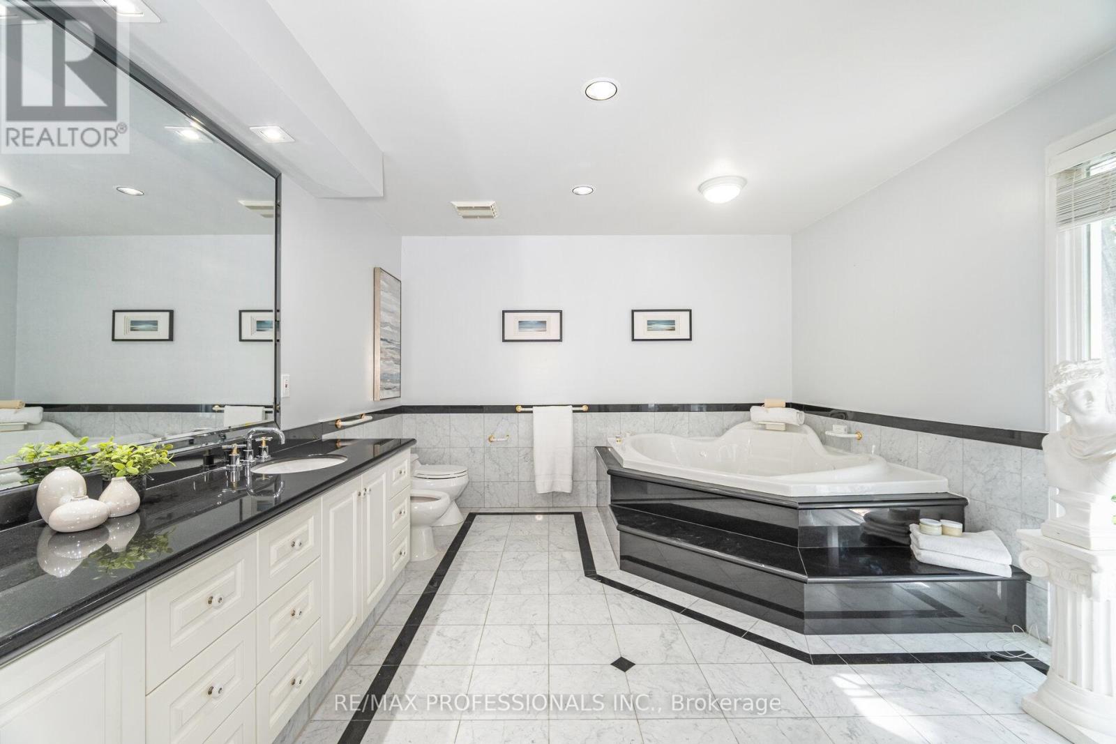 32 Edenbrook Hill, Toronto (Edenbridge-Humber Valley), Ontario  M9A 3Z6 - Photo 37 - W12442517