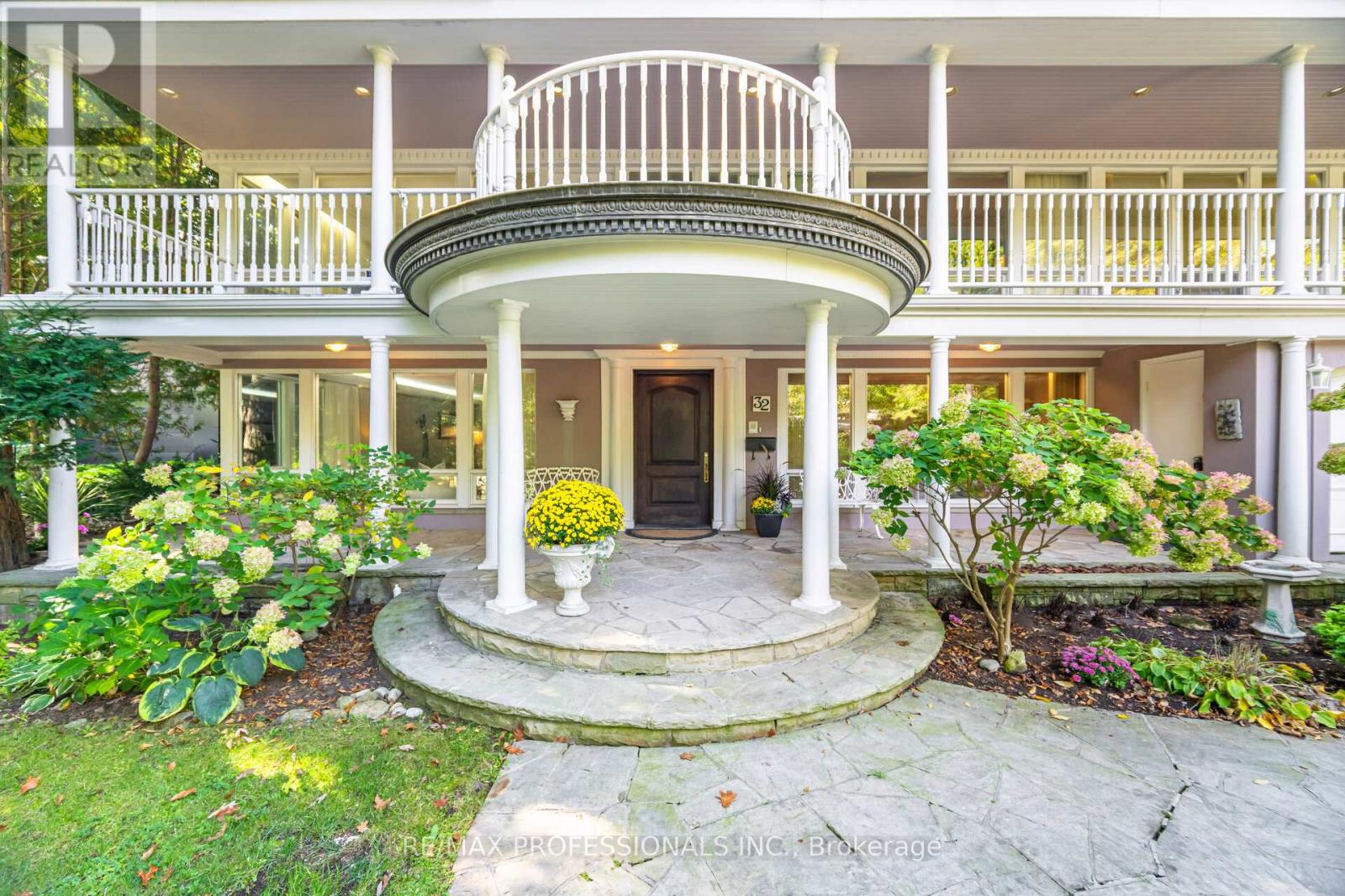 32 Edenbrook Hill, Toronto (Edenbridge-Humber Valley), Ontario  M9A 3Z6 - Photo 6 - W12442517