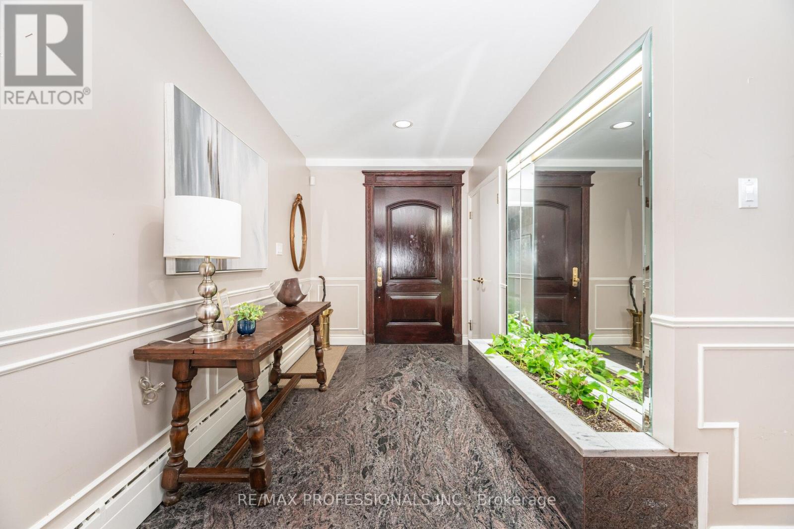 32 Edenbrook Hill, Toronto (Edenbridge-Humber Valley), Ontario  M9A 3Z6 - Photo 8 - W12442517