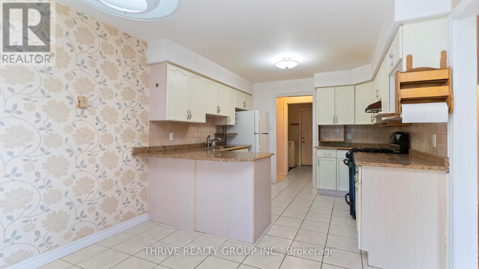 217 Mary Avenue, London South (South D), Ontario  N6J 3L8 - Photo 13 - X12442707