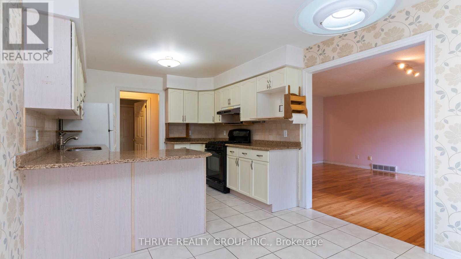 217 Mary Avenue, London South (South D), Ontario  N6J 3L8 - Photo 14 - X12442707