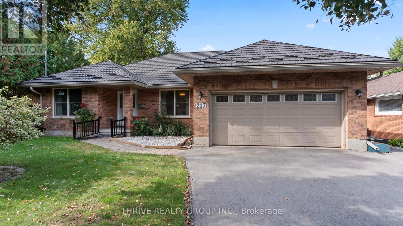 217 Mary Avenue, London South (South D), Ontario  N6J 3L8 - Photo 2 - X12442707